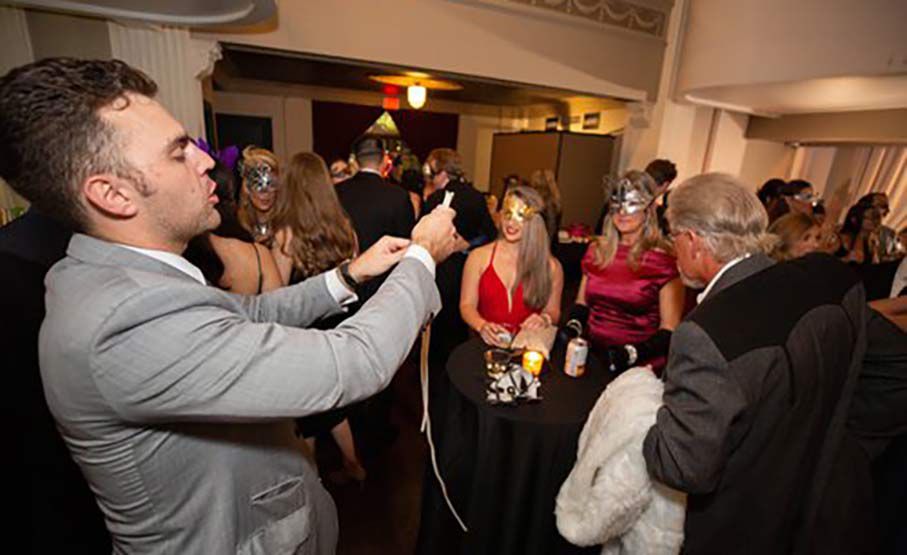 Hire Close-Up Street Magic | Bella Entertainment