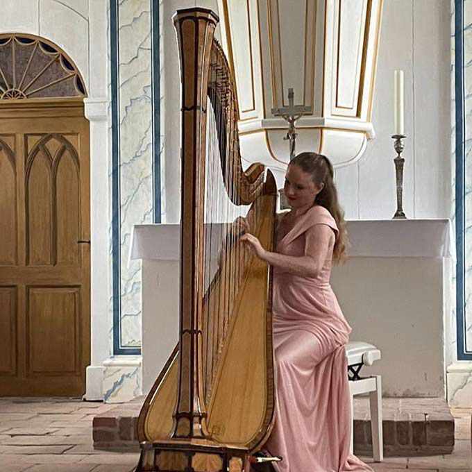 Hire Solo Harpist Munich | Bella Entertainment